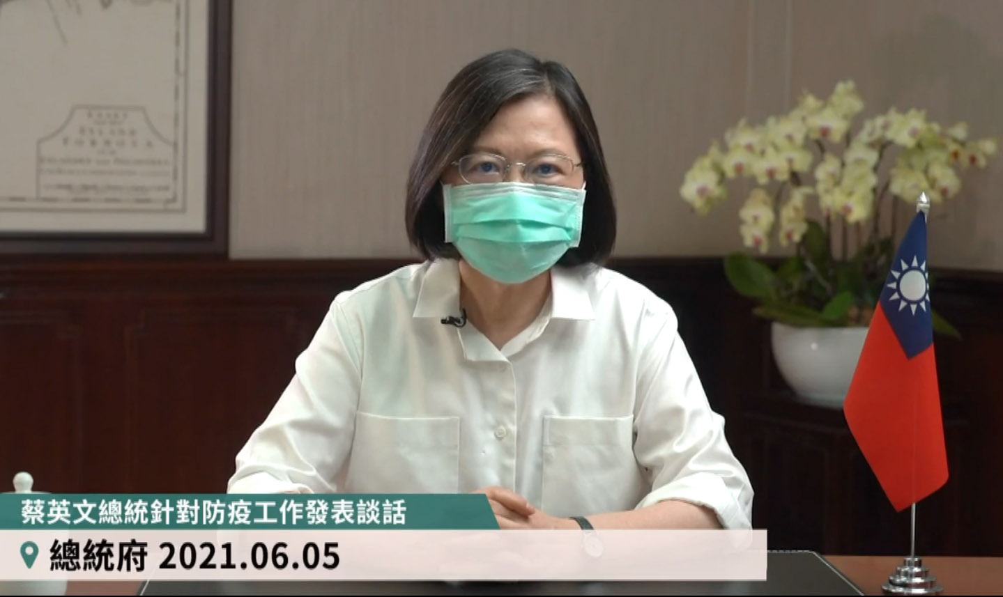 蔡英文總統5日表示，疫情仍然嚴峻，她已經交代指揮中心持續強化醫療能量，降低重症患者比例和死亡率。(翻攝自總統臉書)