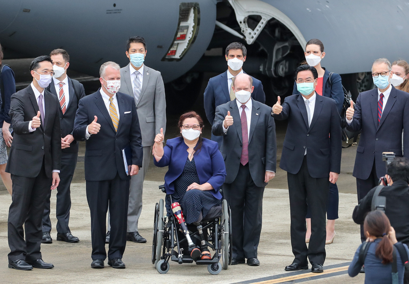 美國聯邦參議員達克沃絲（Ladda Tammy Duckworth, D-IL）（前左3）、蘇利文（Daniel Scott Sullivan, R-AK）（前左2）及昆斯（Christopher Andrew Coons, D-DE）（前右3）6日上午搭乘專機訪問台灣，外交部長吳釗燮（前右2）前往接機，與訪團成員合影留念。 (圖：中央社)