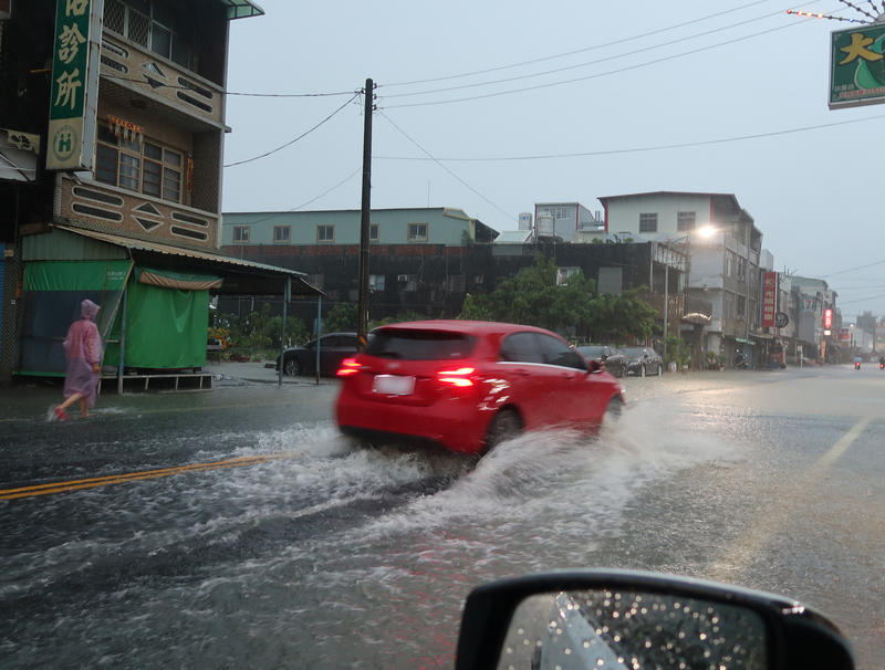 梅雨鋒面持續發威 ， 南部、東部、各山區留意驟雨及豪大雨。(資料照片／中央社)