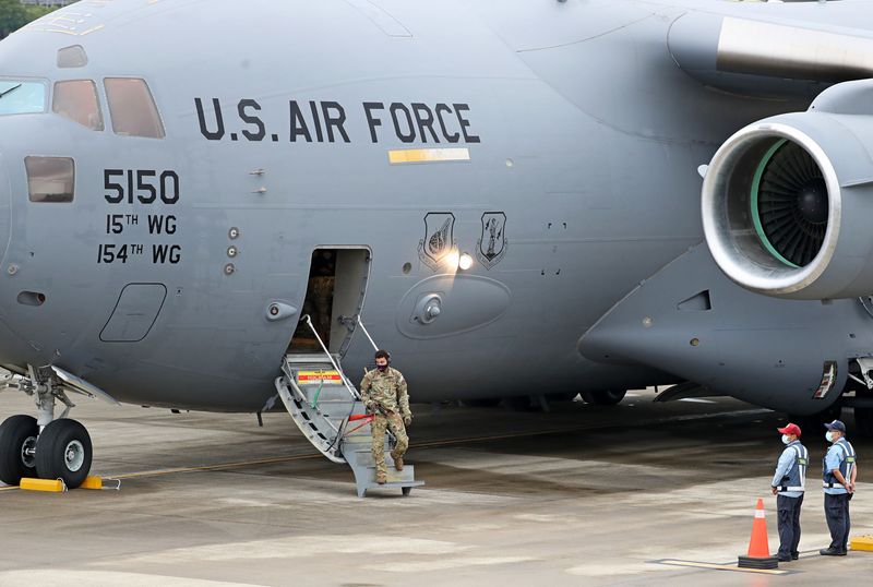 美參議員搭乘美軍C-17運輸機抵台，軍事專家分析，C-17具優異戰略及戰術能力，此次除政治外交外，也展示美國緊急運輸能力，在必要時運載裝備至印太前線，傳達出特殊戰略意義。圖為C-17運輸機6日上午降落在台北松山機場，飛行員下機準備作業。 (圖：中央社)