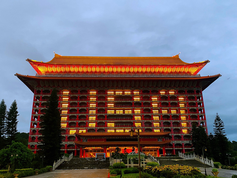 台北圓山大飯店6日晚間在外牆點燈USA。（圖：圓山大飯店提供）