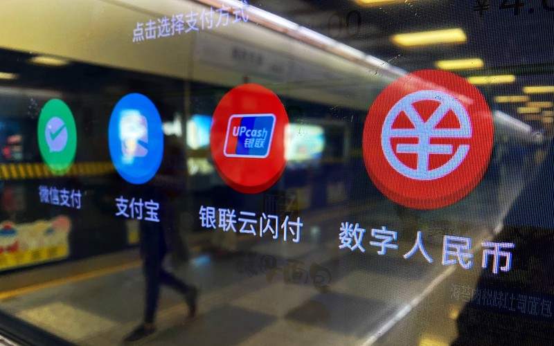 中國持續推廣數位人民幣試點，在上海，地鐵自動販賣機已可接受數位人民幣支付，新穎的數位貨幣正逐漸融入常民生活。 (圖：中央社)