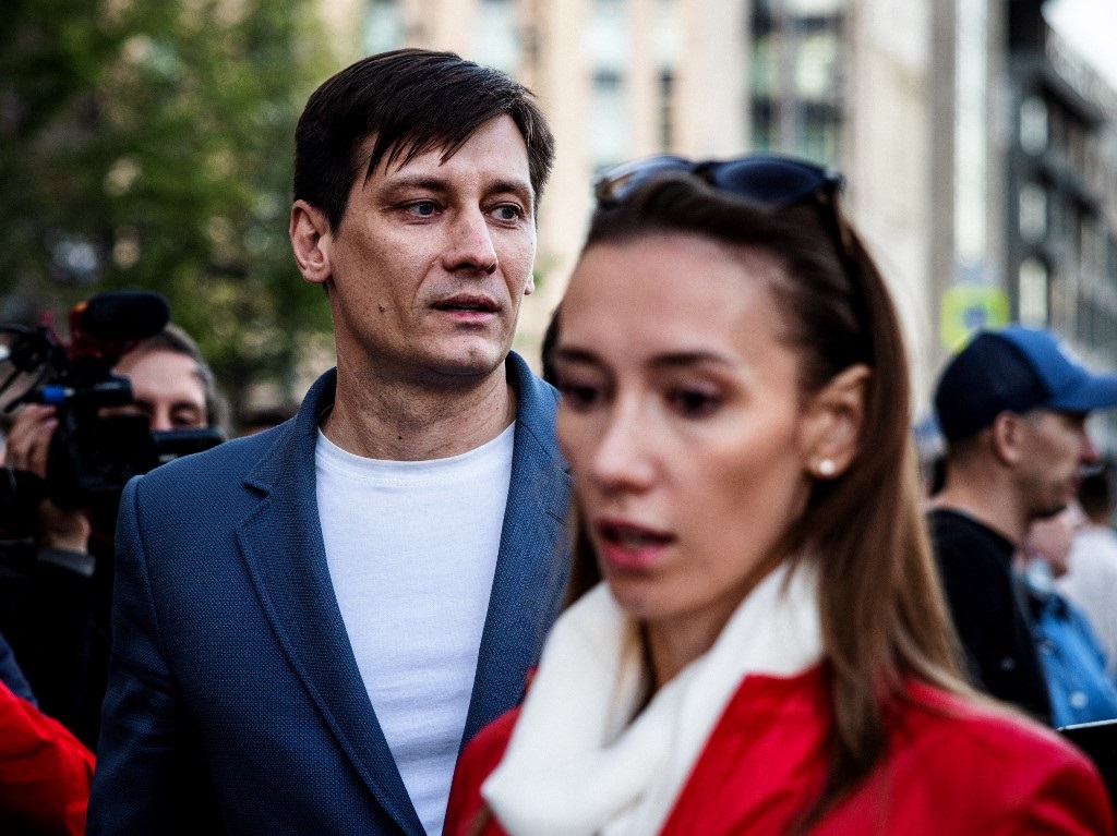 俄羅斯前反對派議員古德科夫(Dmitry Gudkov)和他的妻子。(AFP)