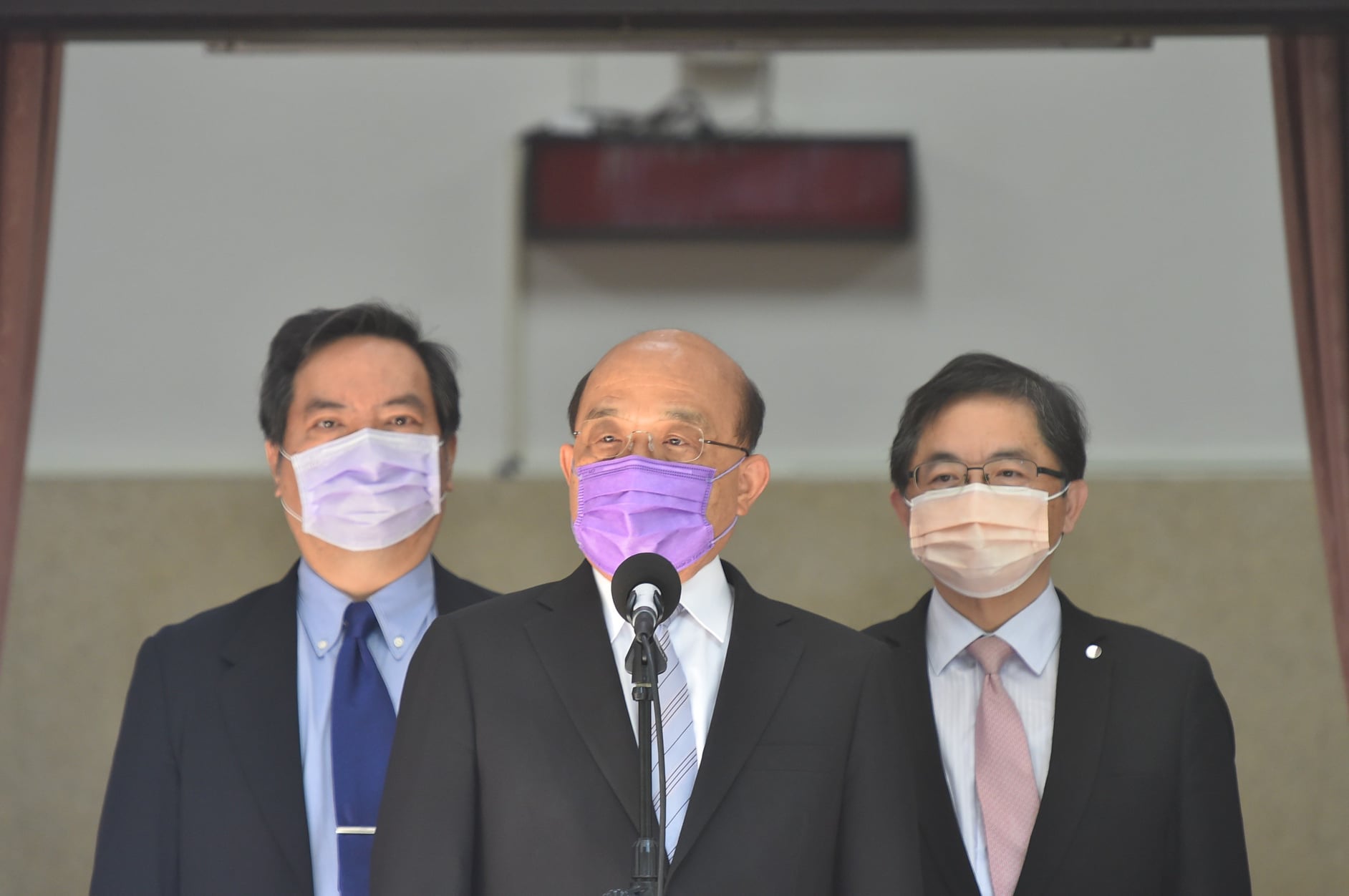 行政院長蘇貞昌(中)8日赴立法院報告「紓困4.0」預算。（圖：行政院提供)