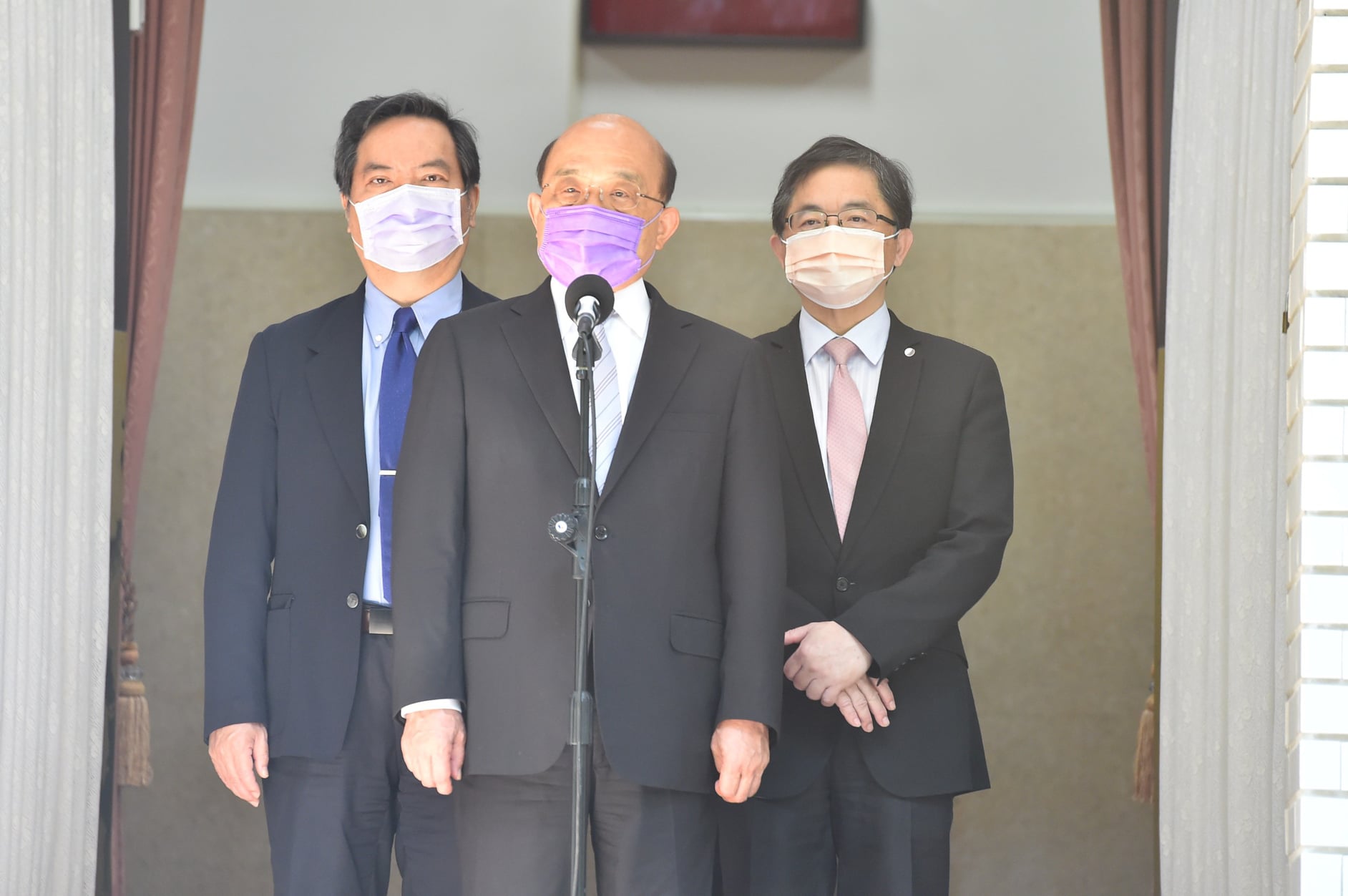 行政院長蘇貞昌(中)8日赴立法院報告「紓困4.0」預算（圖：行政院提供)
