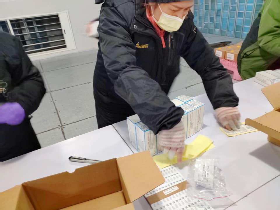 行政院長蘇貞昌8日指出，食藥署人員與裕利公司員工昨天在負20度的冷凍倉庫中，將15萬劑的莫德納(Moderna)疫苗完成封緘。(圖：蘇貞昌院長臉書)
