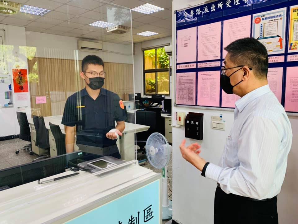 內政部長徐國勇9日說，有民眾騎車進行陳抗活動時撞傷執勤員警，內政部支持警方將這名違法民眾移送法辦。(圖：徐國勇臉書)