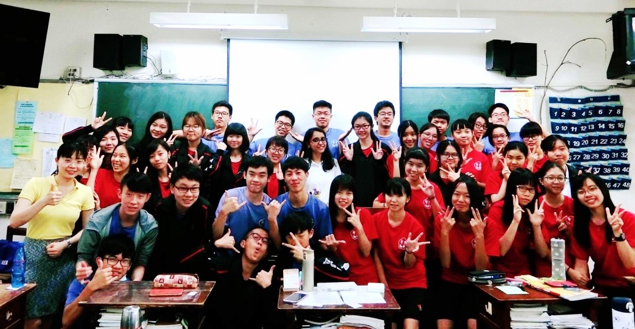 教育部台灣獎學金受獎生珊迪亞(中間白色上衣)曾到台中文華高中介紹印度文化。(教育部提供)