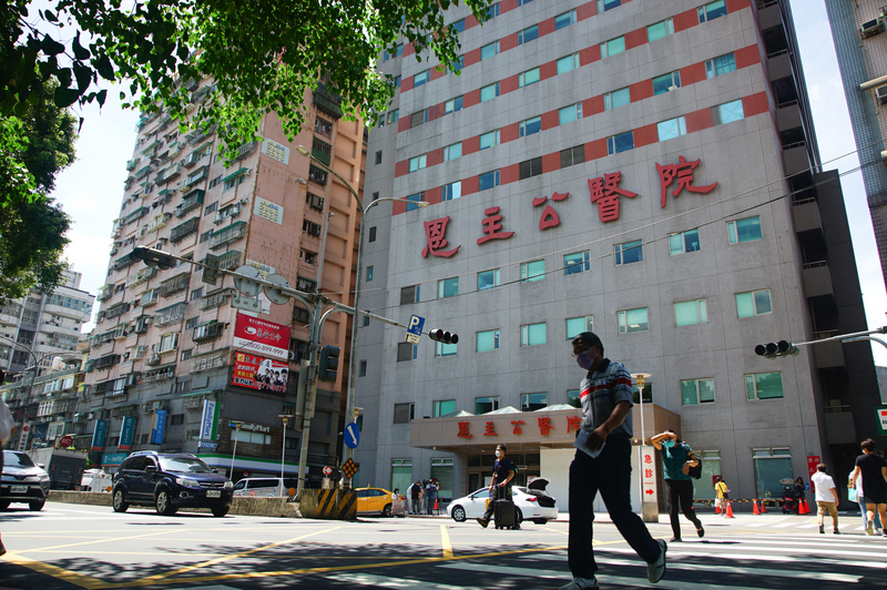 新北市長侯友宜23日宣布，新北市從24日起恢復二級警戒，醫院、長照機構26日起開放探病、探視。(資料照/圖：中央社)