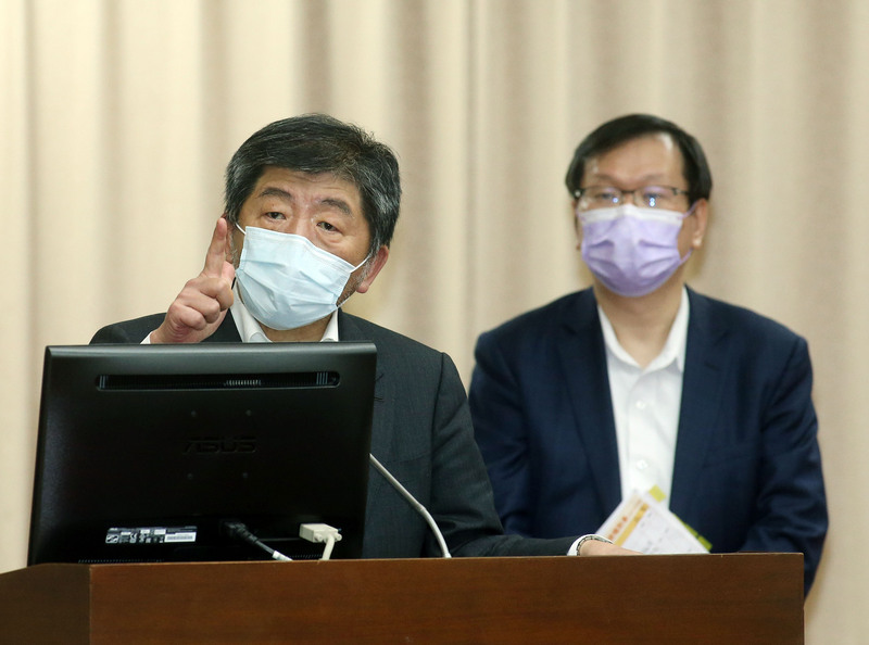 衛生福利部長陳時中（左） (圖：中央社)