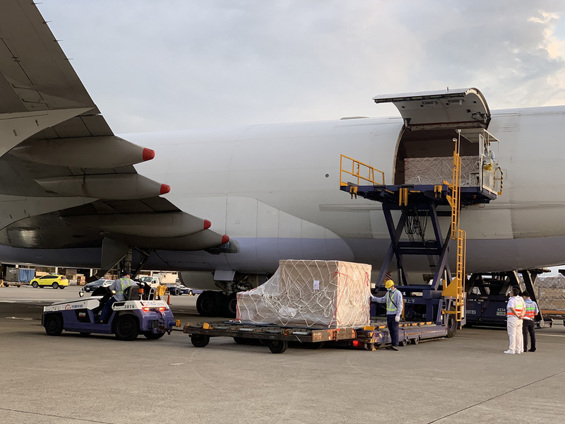 前交通部長林佳龍募款採購的日本負壓隔離艙，首批10座10日晚間6時2分運抵桃園機場，衛生福利部長陳時中親自前往接機。 (圖：中央社)