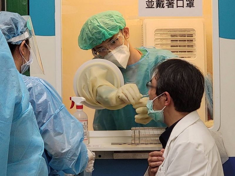 衛生福利部雙和醫院10日爆出院內群聚感染事件，經採取緊急隔離清消及全院採檢，雖然再新增2人確診，但經研判為獨立社區感染，醫療服務量能不受影響，明天(15日)起恢復常規且必要住院服務。（雙和醫院提供） (圖：中央社)