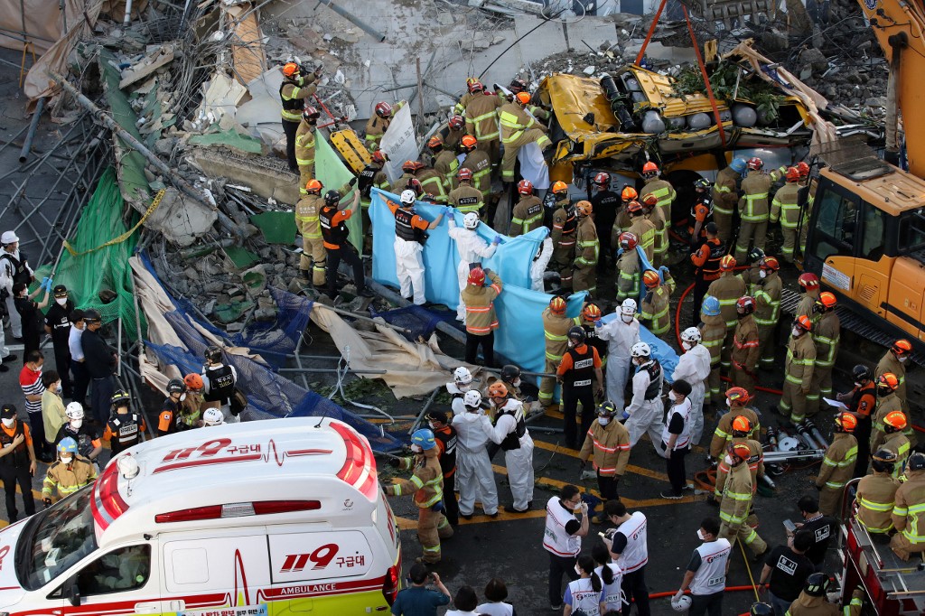 韓國光州拆除中建物倒塌掩埋巴士，至少9死8傷。(AFP)