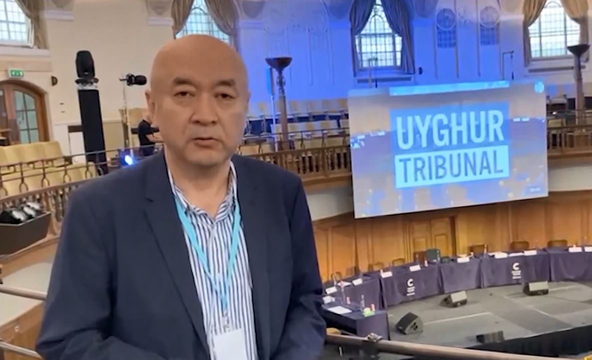 流亡英國的新疆維吾爾醫師安華‧托帝在獨立法庭開庭現場(圖取自網路)