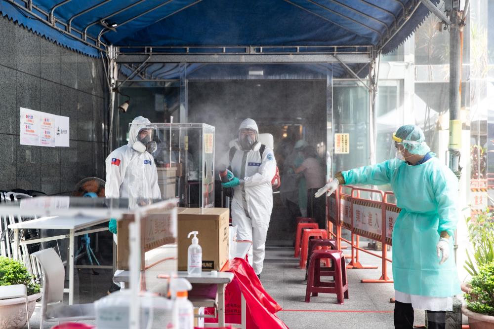 內湖壹電視公司員工死亡後檢驗確診，陸軍33化學兵群也緊急調派兵力支援消毒。圖：取材自軍聞社