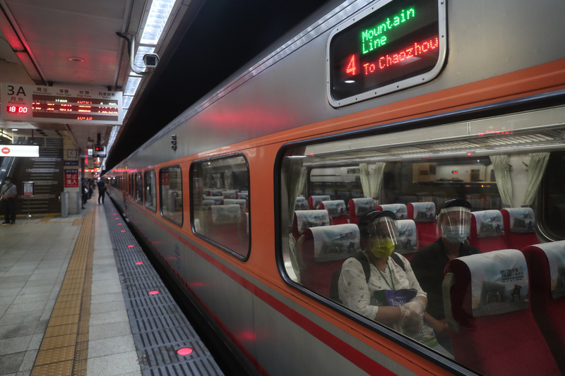 台鐵表示，3日傍晚6時前全線各級列車正常行駛。(資料照／中央社)