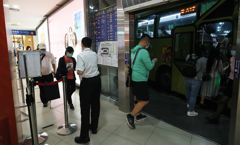 交通部公路總局4日說，明天大年初五，省道主要幹道將有返回工作地的車流陸續出現；國道客運仍有8成以上空位，民眾可至各客運業者網站查詢。(圖：中央社)