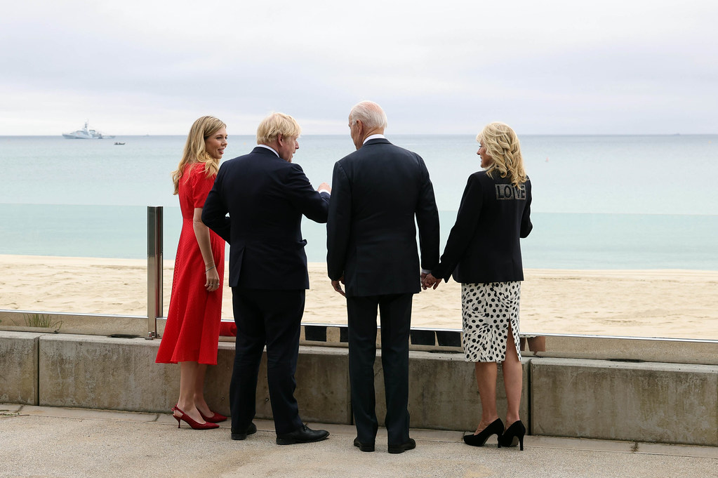 在七大工業國集團（G7）峰會前夕，美國總統拜登伉儷與英國首相強生夫婦見面時，吉兒穿上背後印有「愛」（LOVE）字的黑色外套。 (圖:英首相府)