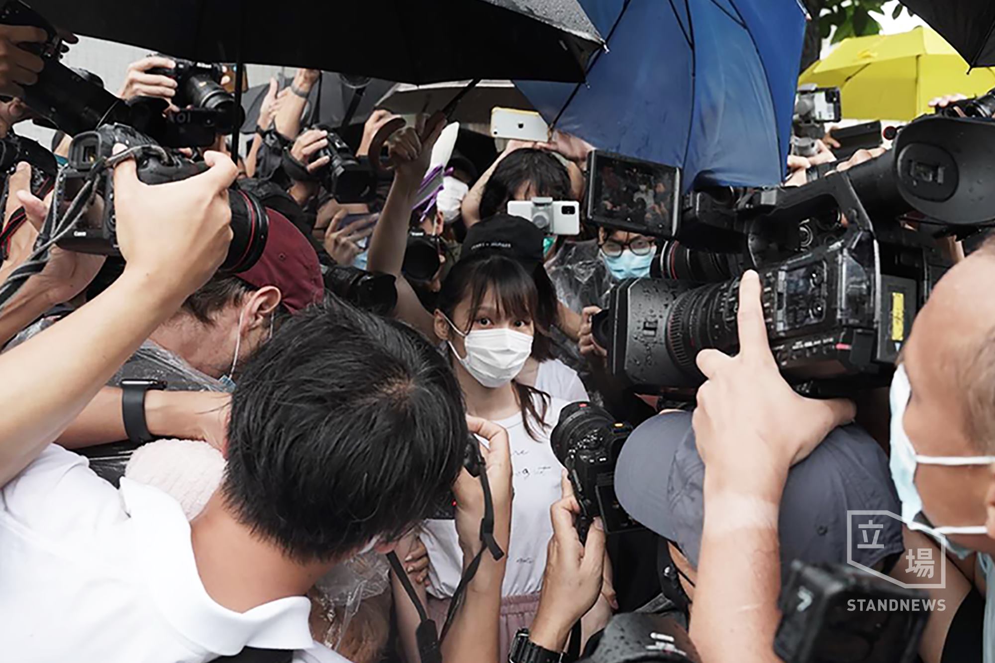 香港民主派社運人士周庭（中）  ，因為參與未被批准的2019年反政府抗爭入獄服刑7個月後，12日獲釋出獄。(圖：立場新聞)