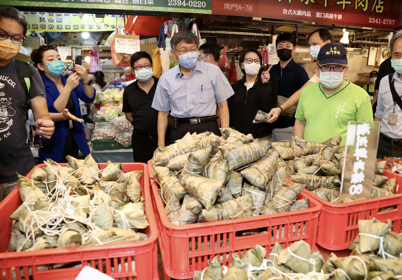 台北市公有市場、超市及大賣場12日首度實施週末強制依身分證字號尾數分流採買，台北市長柯文哲（前中）12日在副市長黃珊珊（前右3）陪同下，前往南門巿場視察。 (圖：中央社)