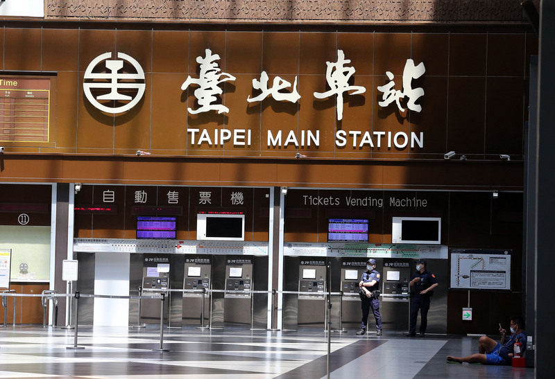北市元旦將有3項新制上路，包含劃設二期空品維護區、路外停車場享停車優惠及北車周邊禁菸。(圖：中央社)