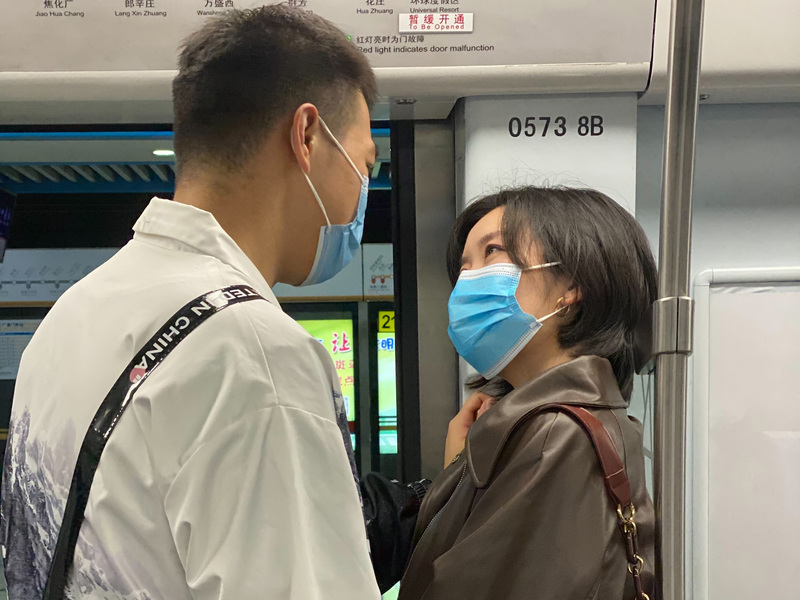 中國年輕人不婚蔚然成風，成婚數目十年間幾乎腰斬。圖為北京地鐵上一對情侶。(圖：中央社)