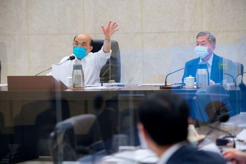 行政院長蘇貞昌（左）26日召開行政院擴大防疫會議。（資料照片/ 行政院提供） (圖：中央社)