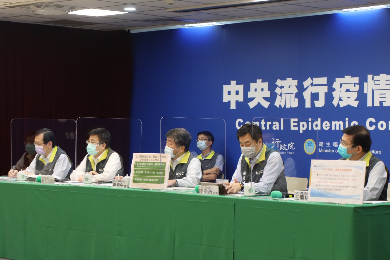 中央流行疫情指揮中心13日表示，國產高端疫苗得先進行和AZ疫苗的「免疫橋接」試驗，且經過專家審查後，才能符合食藥署EUA緊急授權規定。(指揮中心提供)