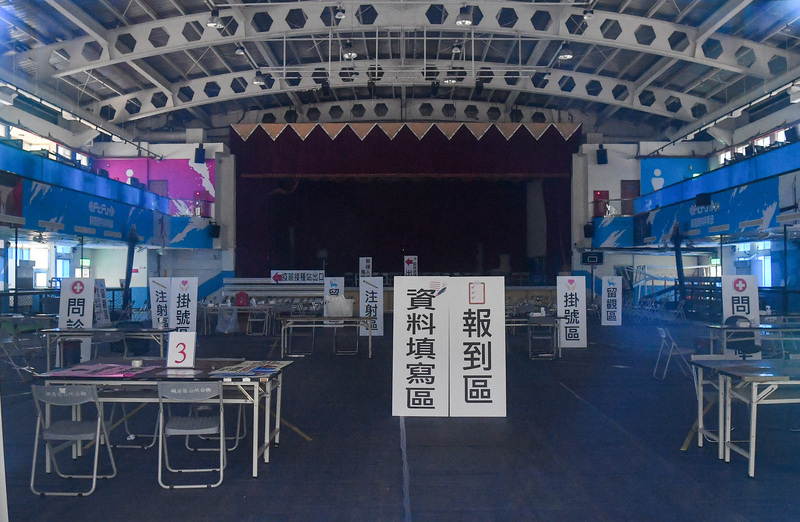 新北市15日將開放85歲以上在籍長者施打疫苗，圖為新店馬公體育館籃球場設置疫苗接種站。(圖：中央社)