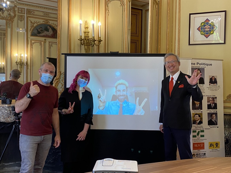 法國百萬YouTuber「酷」（螢幕上）選出勞洪（左1）與卡優（左2）為法國獲獎者，將分享新台幣50萬元獎金。兩人14日受獎，期待探索台灣，也希望透過自身協會舉辦的文化與電競活動讓更多法國人認識台灣。 (圖：中央社)