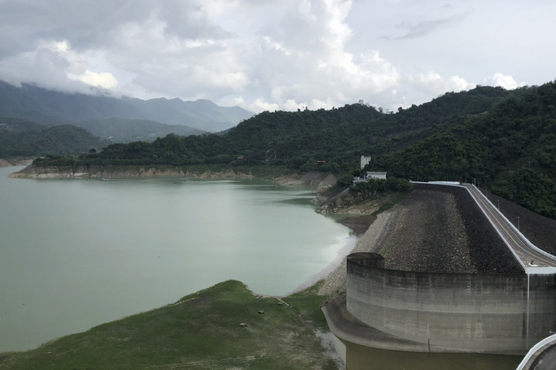 經濟部水利署南區水資源局指出，曾文水庫受惠於近半個月來鋒面降雨及午後雷陣雨「下對地方」，配合水源調度策略，到15日中午蓄水量幾乎多出一座南化水庫的量，使曾文及烏山頭水庫灌區農業供灌露出曙光。（南區水資源局提供） (圖：中央社)