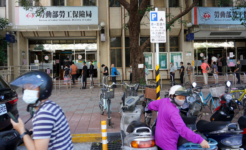 勞工紓困貸款15日起正式開跑，截至16日下午5時，2天來累計申請件數達66萬7589件、核貸數6萬8488件。(圖：中央社)