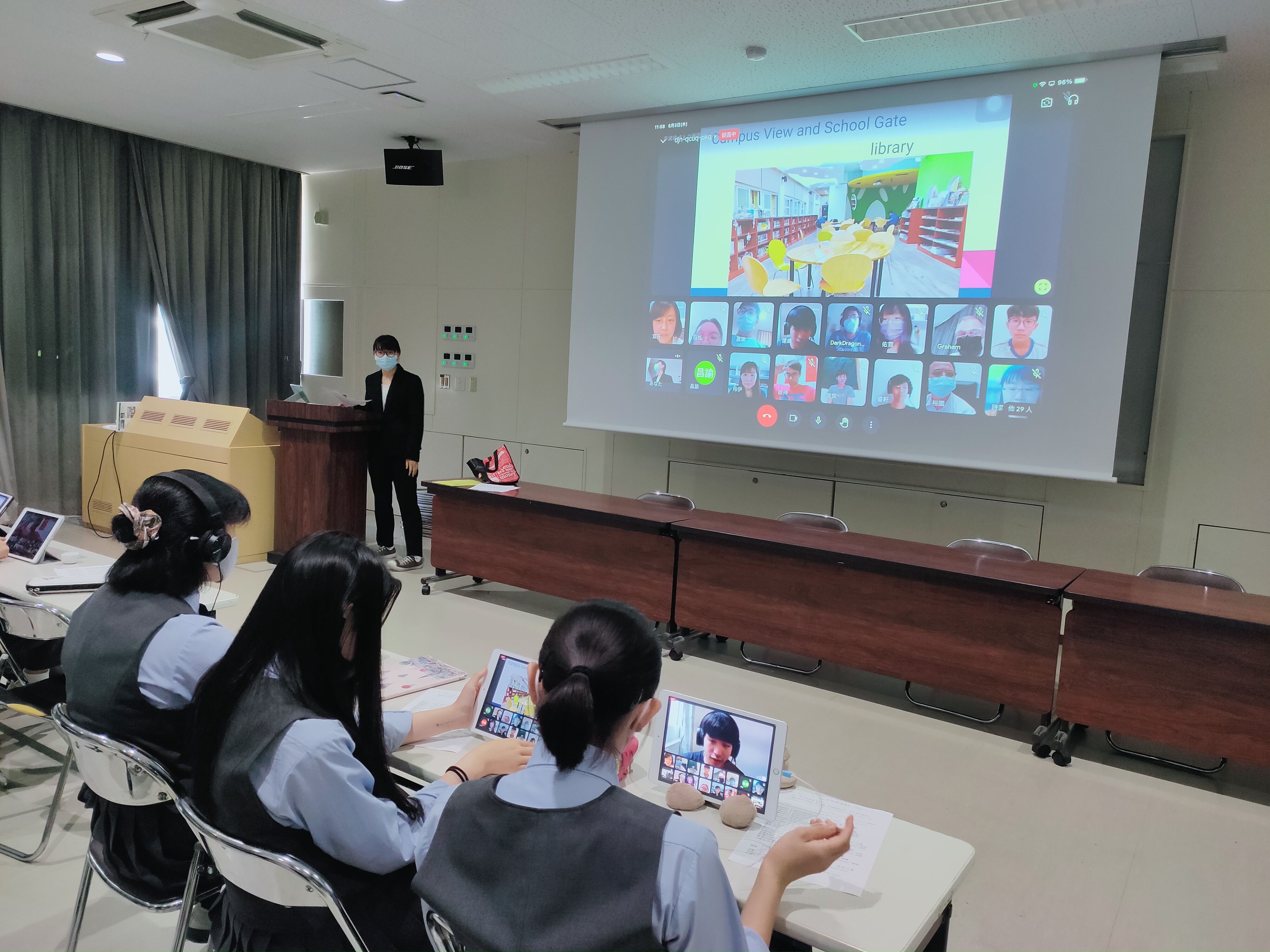 日本東京農業大學第三高等學校高一學生透過視訊，和新北中平國中九年級學生互動。(新北市教育局提供)