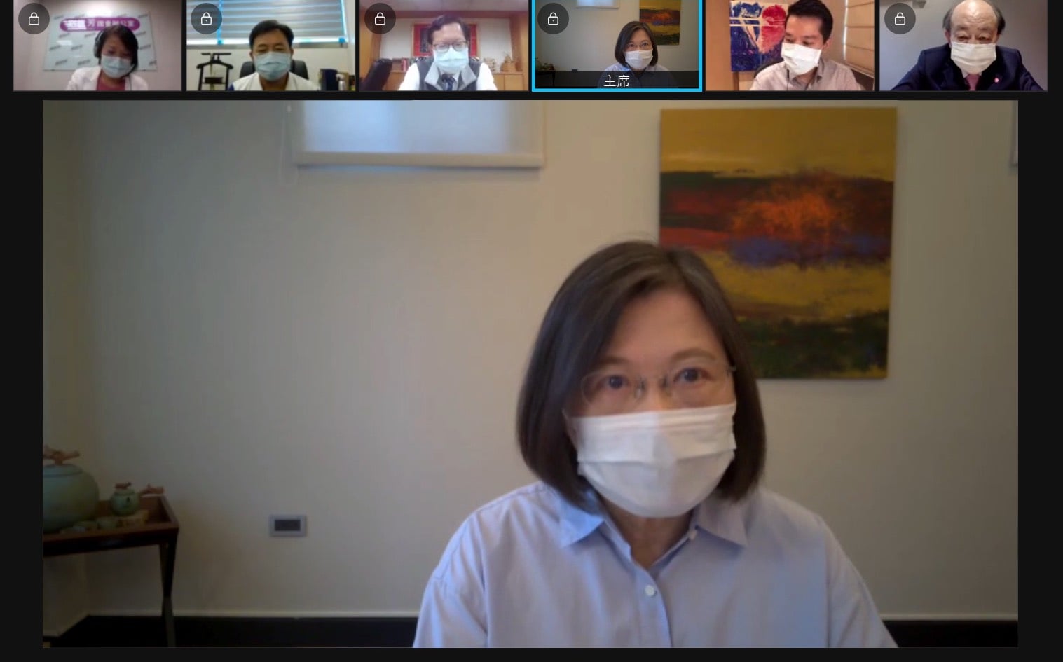兼任民進黨主席的蔡英文總統今天主持中常會，強調台灣當前任務是要把疫情控制住，才能在國際舞台上站穩腳步。(民進黨提供)