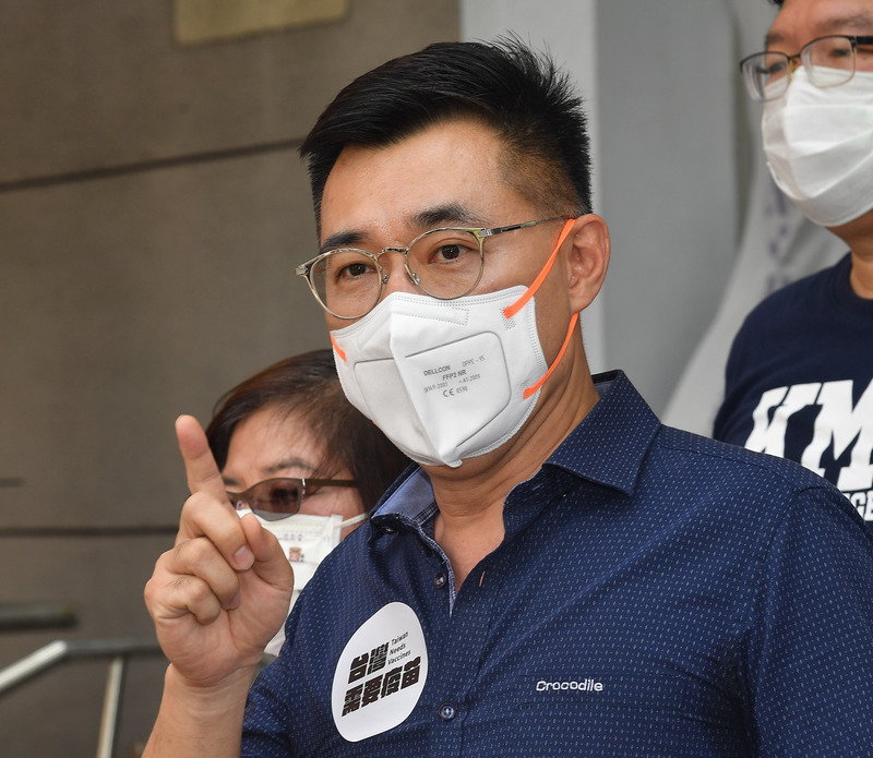 國民黨黨主席江啟臣（前）批評公投延期、罷免案卻照辦，台中人的命比較不重要？ (圖：中央社)