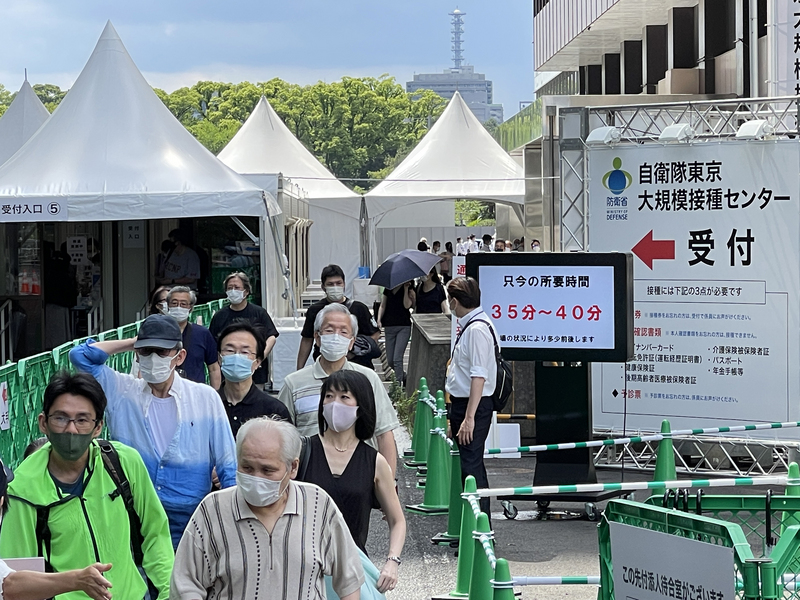 圖為位於東京都的接種中心會場。 (圖：中央社)