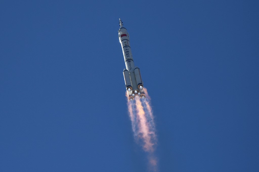 中國成功發射神舟12號載人太空船，並完成與太空站對接。(AFP)