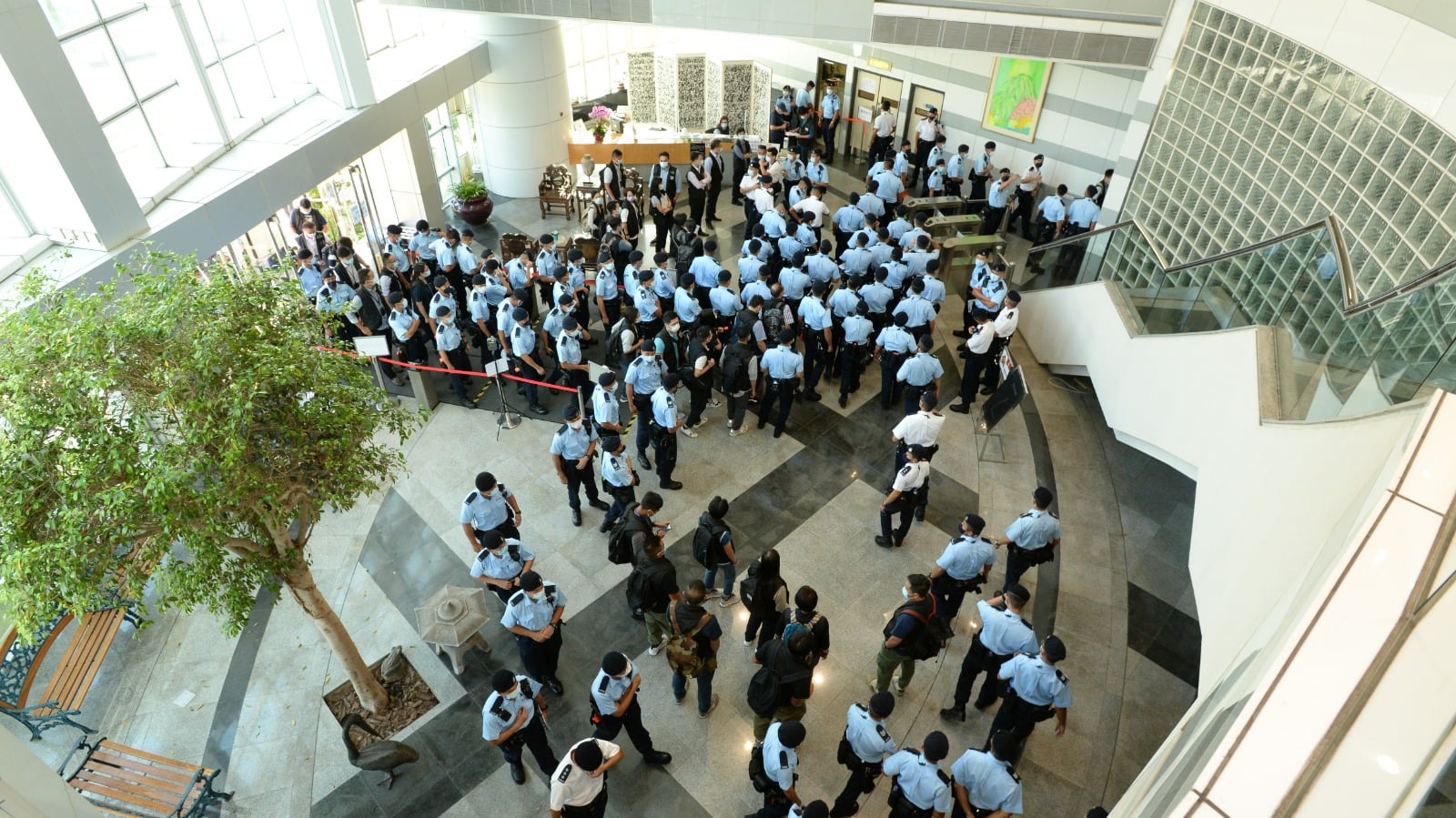 港警搜查蘋果日報大樓。（立場新聞提供）