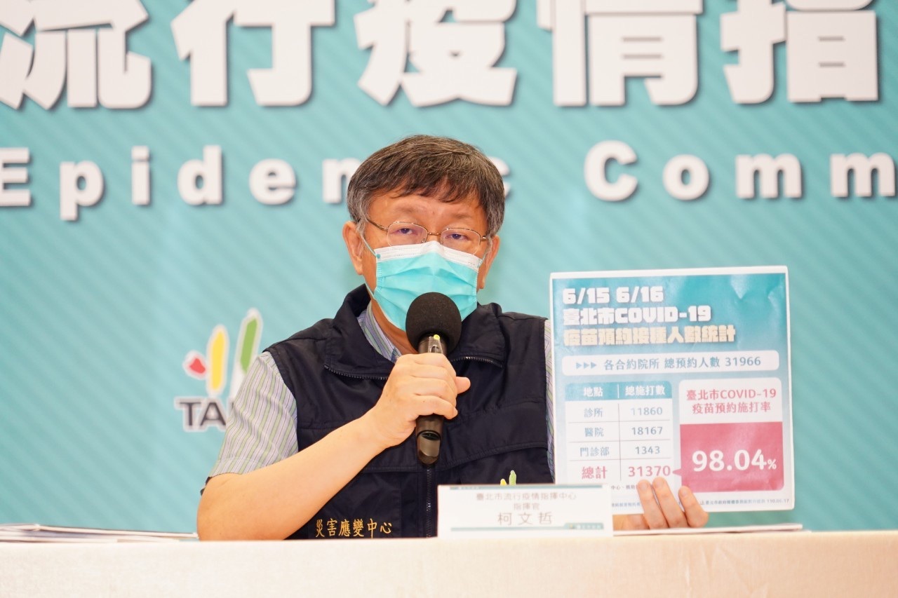 台北市長柯文哲指出，85歲以上長者透過網路預約的接種率高達98.04%。(北市府提供)