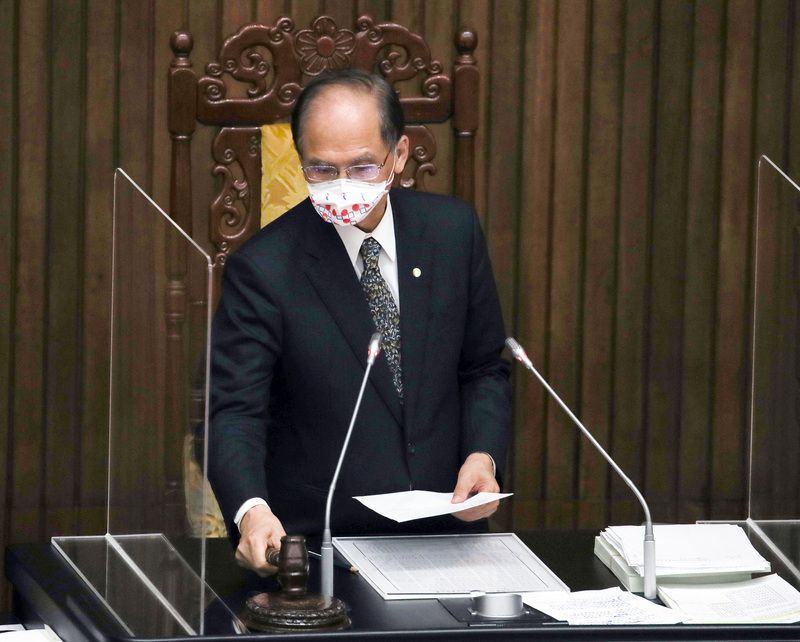 立法院長游錫堃於院會結束前發表感言，感謝朝野立委、黨團幹部齊心協力，完成馬拉松式的協商，將國人關切之「紓困4.0預算」順利三讀。(圖：中央社)