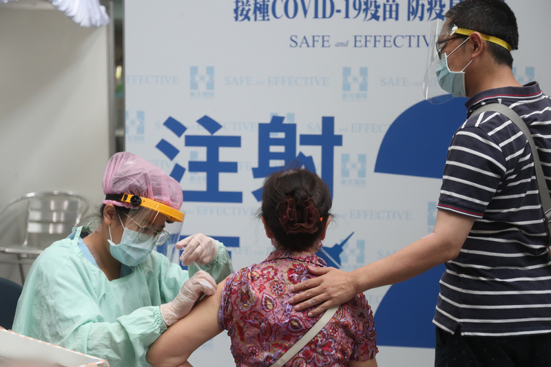 世衛預估高風險族群需要每年接種COVID-19疫苗。 (示意圖／中央社)