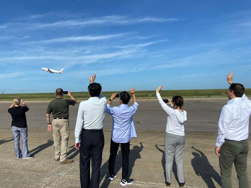 台灣駐美代表蕭美琴在田納西州曼菲斯（Memphis）機場，代表台灣政府接收這批由莫德納（Moderna）公司生產的疫苗。(臉書)