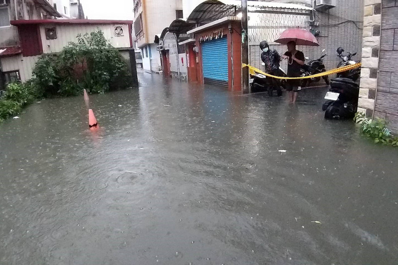 氣象局針對中南部地區發布大雨特報。台南市部分地區20日凌晨出現雷雨，已造成部分低窪地區積水。（成功里長曾文俊提供） (圖：中央社)