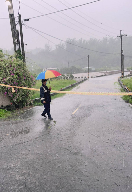 南台灣今天(20日)一早下起短延時強降雨，雨區逐步擴大至中部，高雄、屏東部分地區發布淹水警戒。（民眾提供） (圖：中央社)