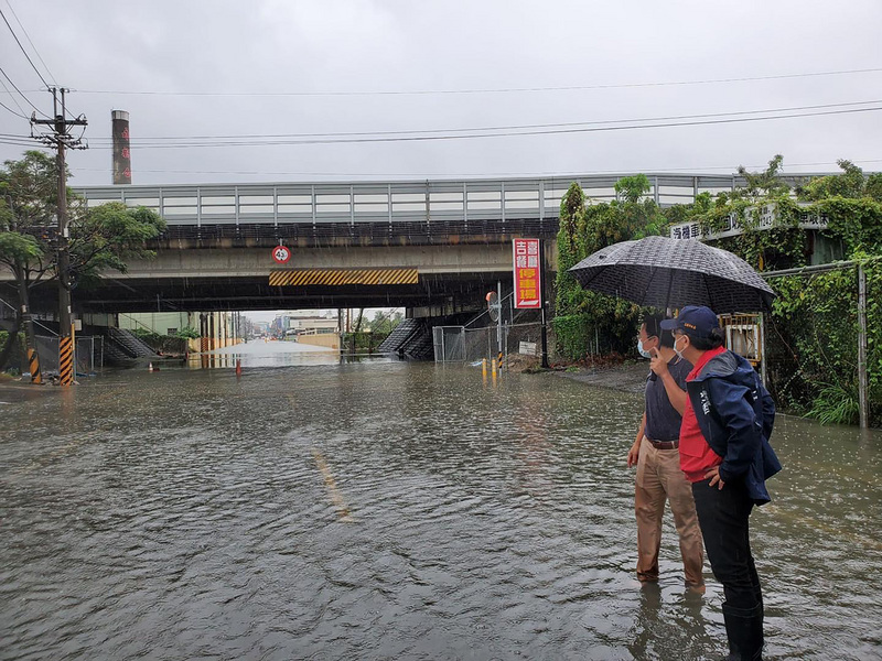 高雄市強降雨讓多處傳出積淹水情形，圖為副市長史哲（右）20日勘查積淹水情形。 (圖：中央社)