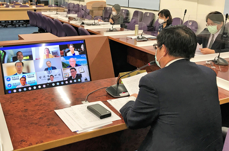 環保署長張子敬17日晚間以視訊方式，首次會晤美國新任環保署長，就氣候變遷與環保議題進行會談。（環保署提供） (圖：中央社)