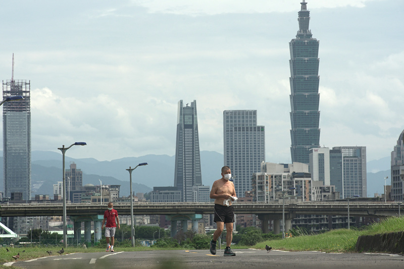 中央氣象局指出，大台北28日有36度以上高溫發生的機會，天氣悶熱多補充水分。 (資料照片／中央社)