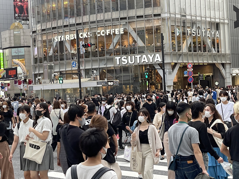 東京都、大阪府等9地20日解除緊急事宣言，東京澀谷街頭可見湧入許多年輕人，但日本專家認為印度Delta變種病毒株傳染力強，呼籲民眾防疫不能鬆懈。 (圖：中央社)
