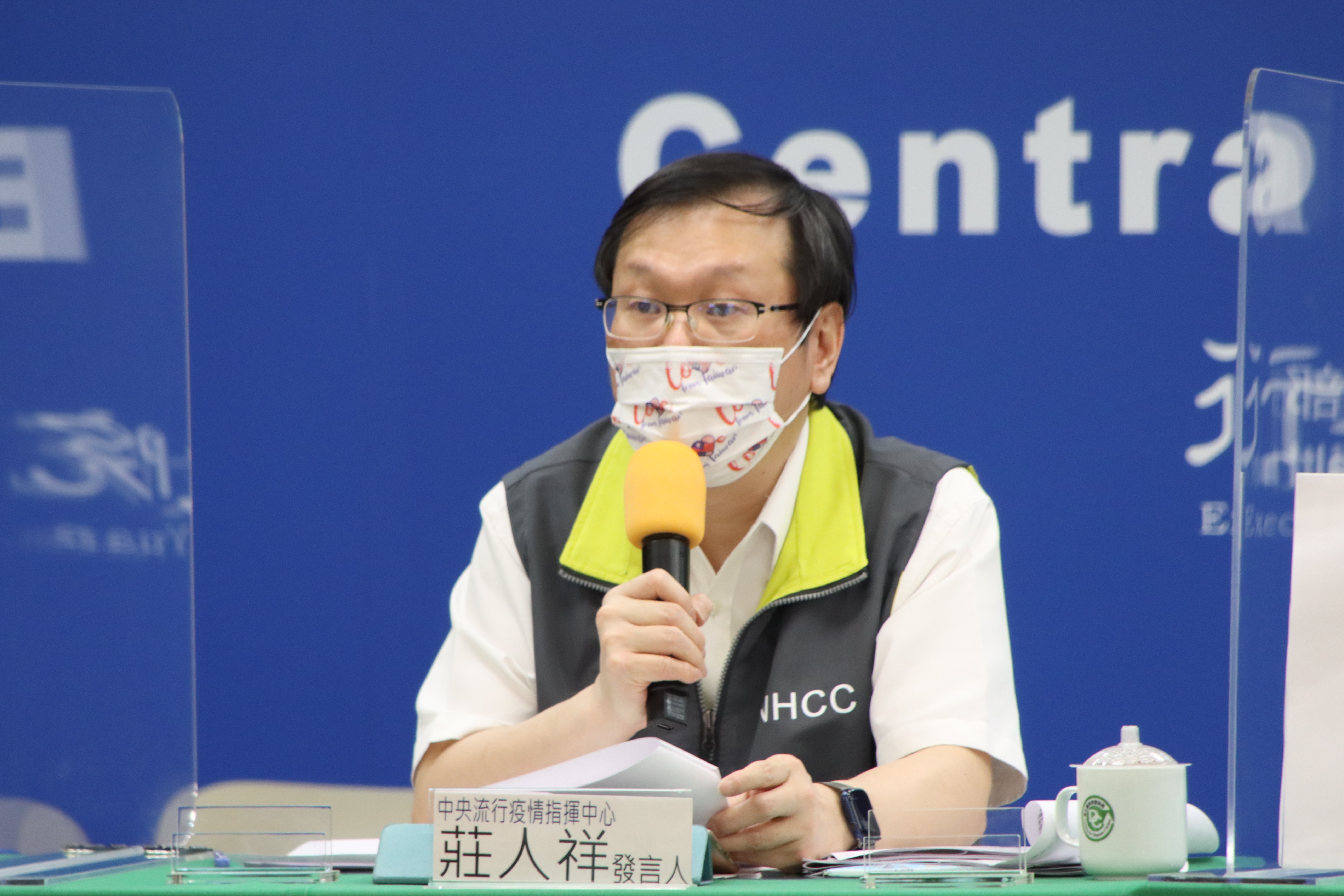 中央流行疫情指揮中心22日公布昨天新增35例接種COVID-19疫苗後死亡的個案，多屬有慢性病史的高齡長者。圖為指揮中心發言人莊人祥。（ 指揮中心提供）