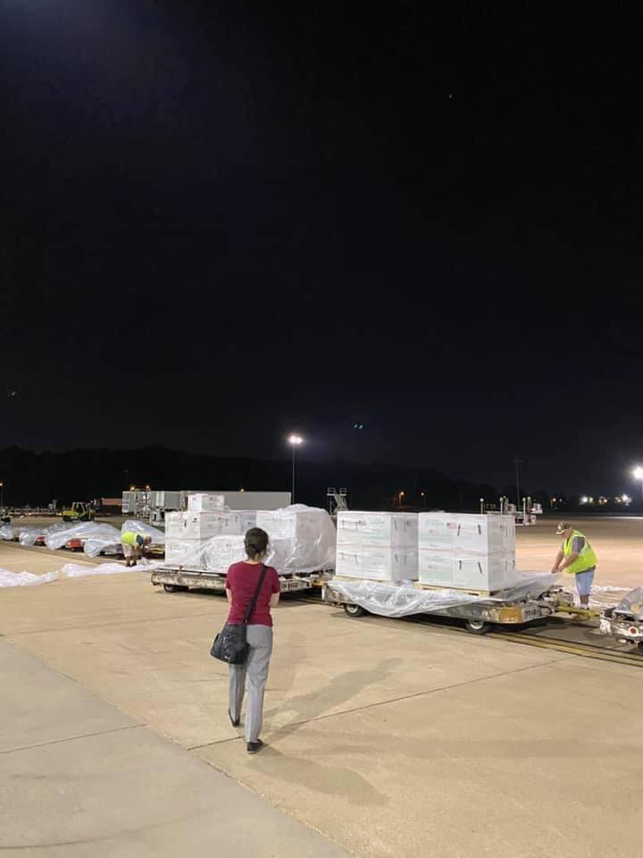 為加速疫苗運送到台灣，我駐美代表蕭美琴凌晨2點半便親自在美國田納西州曼非斯（Memphis）機場進行疫苗點收。（圖：李昆澤臉書）
